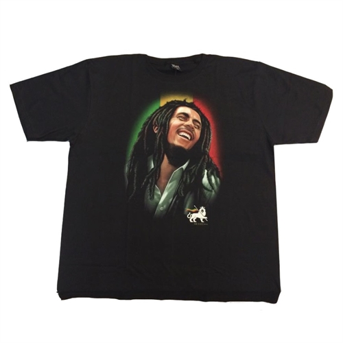 T-shirt i sort med lange ærmer, prydet med et stort, farverigt motiv af Bob Marley. Motivets farver inkluderer grøn, gul, rød og hvid, der skaber kontrast til det sorte stof. T-shirten har en rund halsudskæring og er fremstillet af blødt, strækbart bomuldsmateriale, hvilket giver en behagelig tekstur. Mønstret er centralt placeret på fronten.