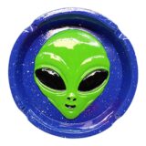 Et askebæger i form af en alien, fremstillet af gennemsigtig resin med en glat overflade. Farven spænder fra grøn til blå med glitrende detaljer, der giver en metallisk effekt. Designet inkluderer karakteristiske ansigtstræk som store øjne og en lille mund. Bunden har en let skråning, der sikrer stabilitet, og der er en flad kant til opsamling af aske.