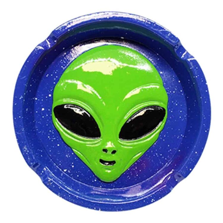 Et askebæger i form af en alien, fremstillet af gennemsigtig resin med en glat overflade. Farven spænder fra grøn til blå med glitrende detaljer, der giver en metallisk effekt. Designet inkluderer karakteristiske ansigtstræk som store øjne og en lille mund. Bunden har en let skråning, der sikrer stabilitet, og der er en flad kant til opsamling af aske.