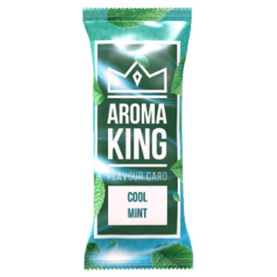 Aroma King Cool Mint-flavour kortet præsenterer en grøn og hvid farvekombination. Det rektangulære kort har en glat overflade med en mat finish. Øverst ses en stor, hvid tekst, der angiver smagen "Cool Mint". Baggrunden er prydet med lette mintblade og en gradient, der skaber dybde. Nederst er der en mindre, sort tekst med yderligere information.