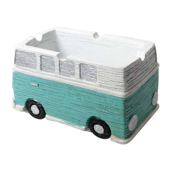 Et askebæger i form af en klassisk Volkswagen bus præsenterer sig med en lys blå farve og detaljerede hvide striber. Bægerets overflade er glat med en blank finish, mens vinduer og døre er omhyggeligt skåret ud. Bunden er stabil og flad, hvilket sikrer en solid placering. Det samlede design fremstår legende og nostalgisk.