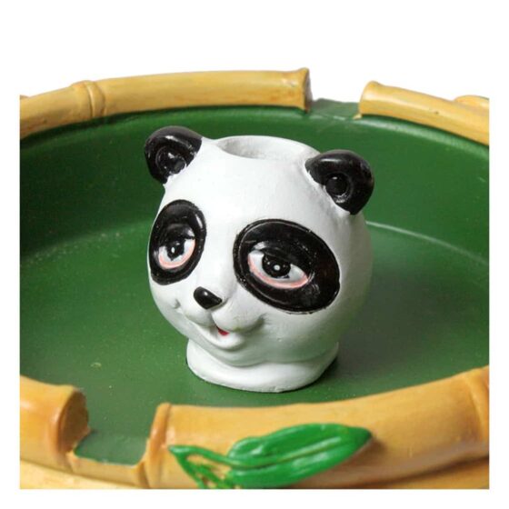 To askebægre i form af en panda præsenteres med en sort og hvid farvepalet. Bægrene har runde former og glatte, matte overflader. Øjnene er fremhævet med sorte cirkler, og næsen er lille og sort. Der er en åbning i toppen til aske, og bunden er flad for stabilitet. Det samlede udtryk er legende og indbydende.