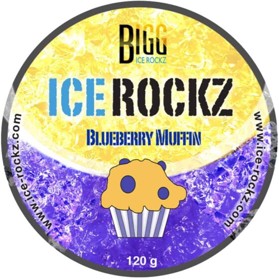 En pakke med blå og orange nuancer pryder forsiden af en 120 grams emballage. Den har en glat, skinnende overflade, der fremhæver et billede af en muffins med blåbær. Øverst ses teksten "Bigg Ice Rockz" i store, hvide bogstaver, mens "Blueberry Muffin" står i mindre, orange skrift. Baggrunden er domineret af en gradient i forskellige blå toner.