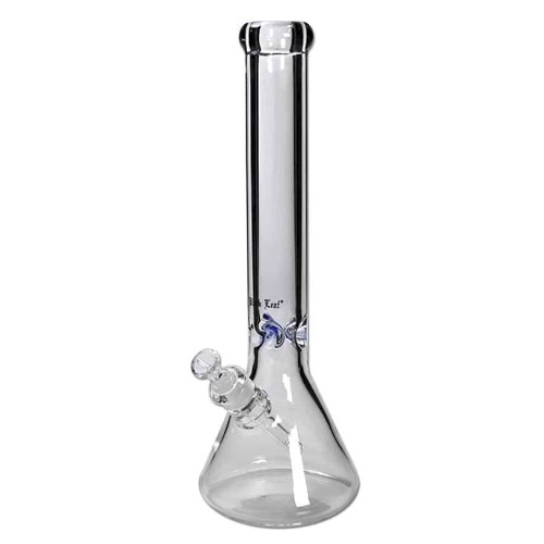 En sort bong med en elegant, bladformet dekoration pryder overfladen. Den har en slank, cylindrisk krop og en bred, stabil fod. Materialet fremstår klart og glansfuldt, mens en iskammer tilføjer en ekstra funktion. En buet mundstykke afsluttes med en glat kant. Detaljer som en 9 mm slange og en unik form giver et stilfuldt udtryk.