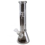 En bongs struktur præsenterer sig med en slank, buet form i en mat sort farve med en metallisk effekt, der reflekterer lys. Den har en rund, stabil base og en lang hals, der afsluttes med en krum mundstykke. Der er en indbygget skål til urter, som sidder på siden. Overfladen viser en glat tekstur med subtile mønstre.