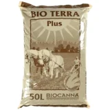En stor, mørkegrå sæk med teksten "Canna Bio Terra Plus" prydet i hvidt og grønt. Sækken har en mat overflade og er lukket med en kraftig tape. Mønsteret er enkelt, med en logo-illustration og beskrivelse af produktet. Der er ingen synlige hulrum eller åbninger, og størrelsen indikerer en kapacitet på 50 liter.