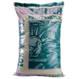 En stor, brun sæk med teksten "Canna Terra Professional" trykt på forsiden i hvid og grøn farve. Sækken har en glat, mat overflade og er fyldt med mørk, løs pottemuld. Nederst på sækken er der et symbol med en grøn plante, som indikerer dens anvendelse. Sækken har en praktisk lukning i form af en foldet kant.