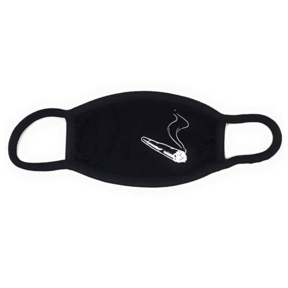 En ansigtsmaske i en mørkeblå farve pryder overfladen, med en glat og let skinnende tekstur. Masken har en buet form, der følger ansigtets konturer, og er udstyret med elastiske stropper i sort, der sikrer en tætsiddende pasform. Der er synlige syninger langs kanterne, hvilket tilføjer en strukturel finish. Overfladen er ensartet uden mønstre.