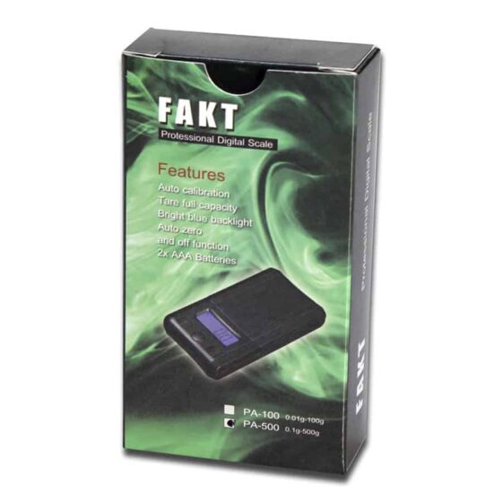 En digital vægt med en maksimal kapacitet på 500 gram præsenteres med en flad, rektangulær platform i metal med en blank overflade. Displayet er digitalt og viser tal i sort på en lys baggrund. Betjeningsknapperne er tydeligt markeret og placeret under displayet. Vægten har en slank profil, hvilket giver et moderne udtryk.