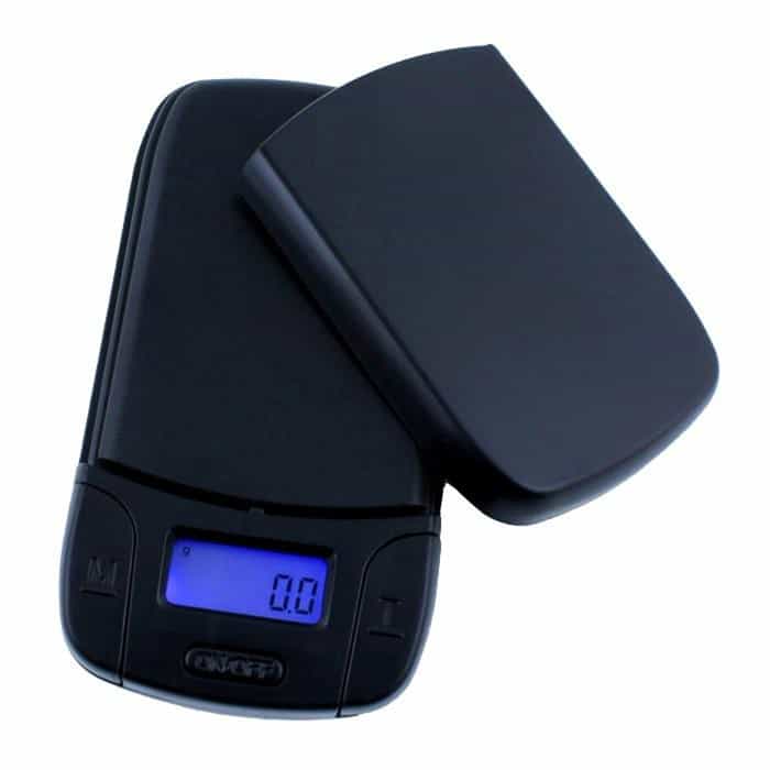 Fuzion SLR 500G præsenterer sig i en dyb sort farve med en glat, blank overflade. Formen er strømlinet og moderne med bløde kurver, der skaber en harmonisk silhuet. Der er subtil tekstur, som tilføjer dybde. En diskret logo-embossing pryder siden, hvilket giver et elegant præg. Knapperne er minimalistiske, placeret strategisk for nem adgang.