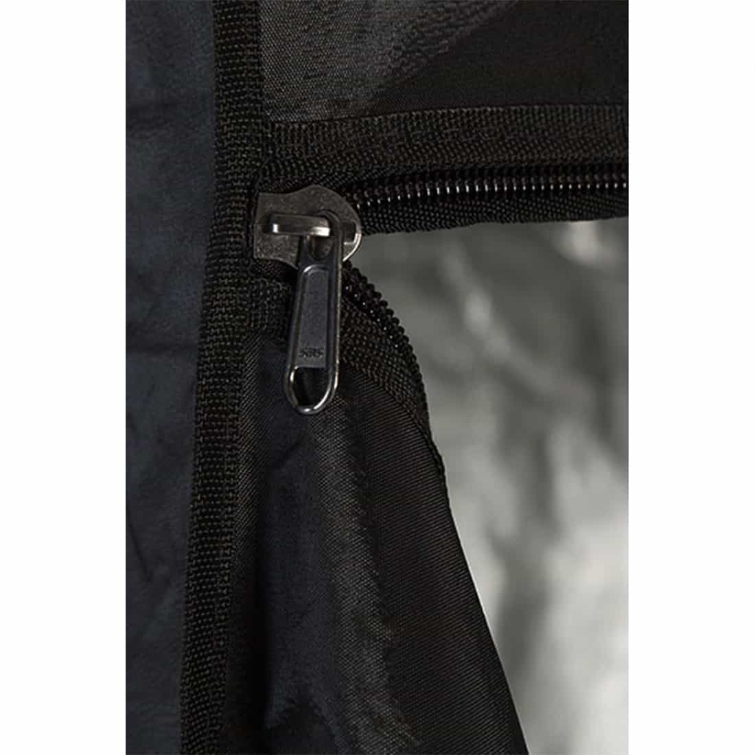 En firkantet væksttelt med målene 80 x 80 x 160 cm præsenteres i en sort farve. Teltet har en mat overflade og er fremstillet af slidstærkt nylonmateriale. Der er en indgang med en lynlås, samt ventilationsåbninger placeret i toppen og siden. Indvendigt reflekterer en sølvfarvet mylar-belægning lys, hvilket optimerer vækstbetingelserne.