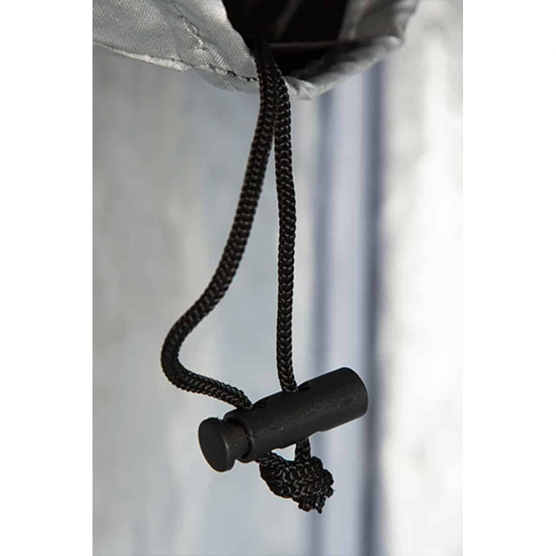 En sort væksttelt med mål på 80 x 80 x 160 cm præsenterer en robust konstruktion af nylonmateriale. Teltet har en mat overflade og er udstyret med lynlåse, ventilation og indvendige opbevaringslommer. Teltets indre er reflekterende, hvilket maksimerer lysfordelingen. Eksternt er der synlige stropper til fastgørelse og en stabiliserende ramme.