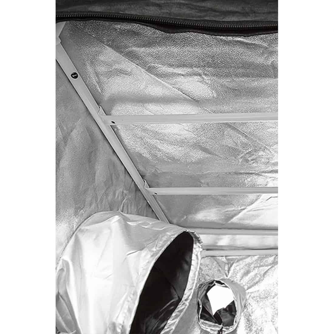 En sort væksttelt med mål på 80 x 80 x 160 cm har en rektangulær form og er fremstillet af stærkt, lysreflekterende materiale. Teltet har en glat, mat overflade og er udstyret med lynlåse i sølvfarve, der skaber adgang til indersiden. På teltets sider findes ventilationsåbninger med net, der sikrer luftcirkulation. Indersiden er belagt med et reflekterende lag.