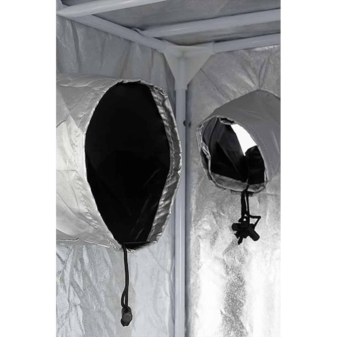 Sort væksttelt med målene 80 x 80 x 160 cm. Teltet har en mat overflade og er fremstillet af slidstærkt, vandafvisende materiale. Indvendigt reflekterer en sølvfarvet mylar-belægning lyset. Teltet har to åbninger med lynlåse og flere ventilationsåbninger. De forstærkede hjørner sikrer stabilitet, mens det sorte design giver et diskret udseende.