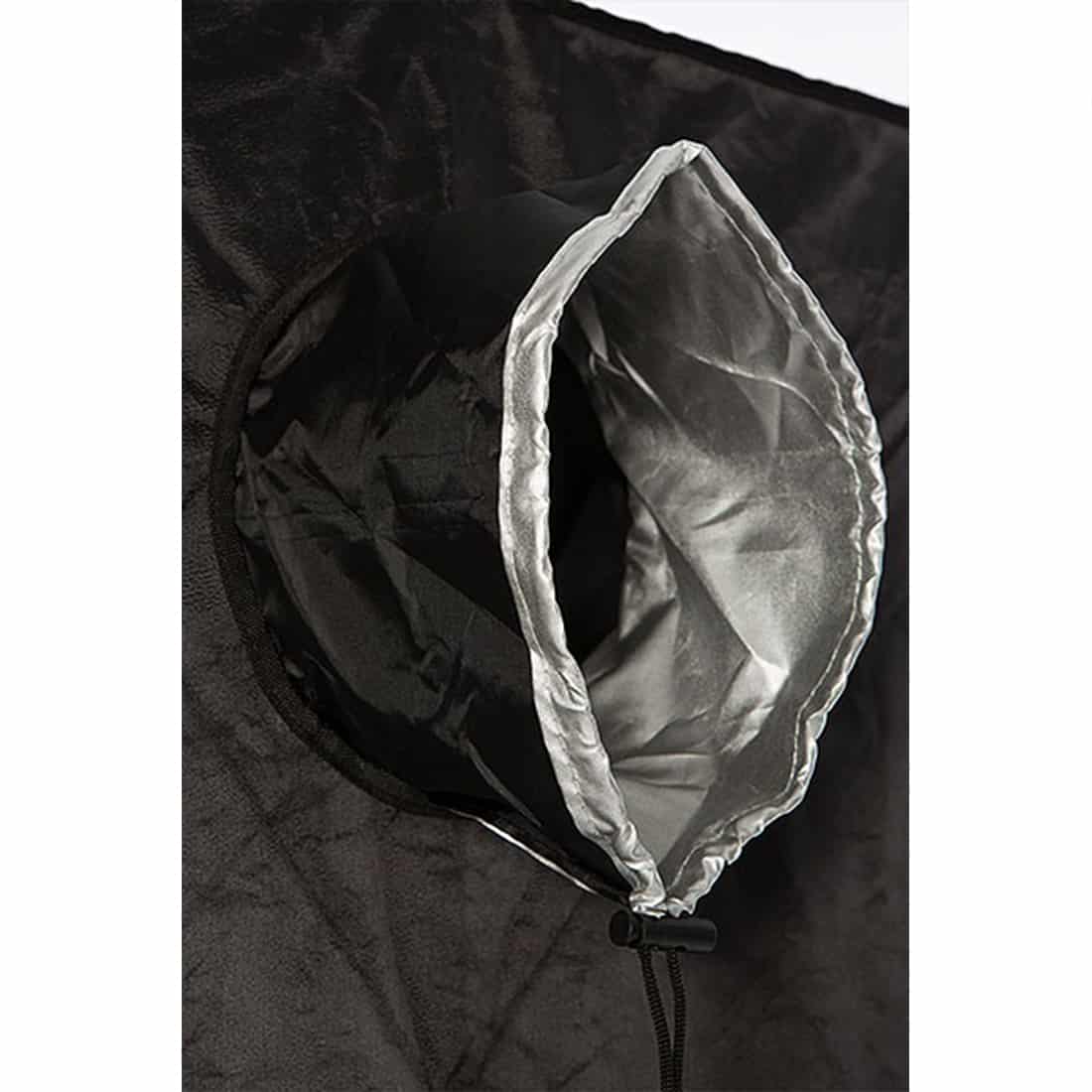 En væksttelt med målene 80 x 80 x 160 cm præsenterer sig i en sort farve. Teltet har en rektangulær form og er fremstillet af slidstærkt materiale med en glat overflade. Det er udstyret med lynlåse, ventilationsåbninger og reflekterende indersider, der øger lysrefleksionen. Teltets hjørner er forstærkede for ekstra stabilitet.