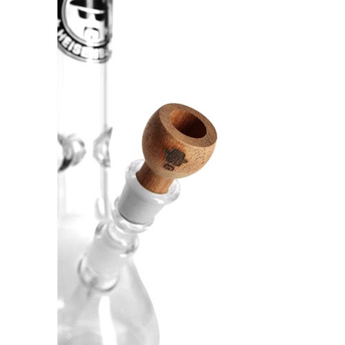 En skål i mahogni med en dyb, rund form præsenterer en glat, poleret overflade, der fremhæver træets naturlige åretegninger i nuancer af mørkebrun og rød. Skålen har en let bredere kant og en solid bund, hvilket giver stabilitet. Den minimalistiske stil fremhæver træets skønhed og tekstur.