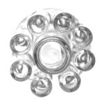 En skål i klart glas præsenterer en rund, dyb form med glatte kanter. Overfladen er skinnende og gennemsigtig, hvilket skaber en refleksion af det omgivende lys. Indvendigt er skålen dekoreret med et mønster, der ligner en spiral, hvilket tilføjer dybde. Skålen står på en flad base, der understøtter den stabilt.