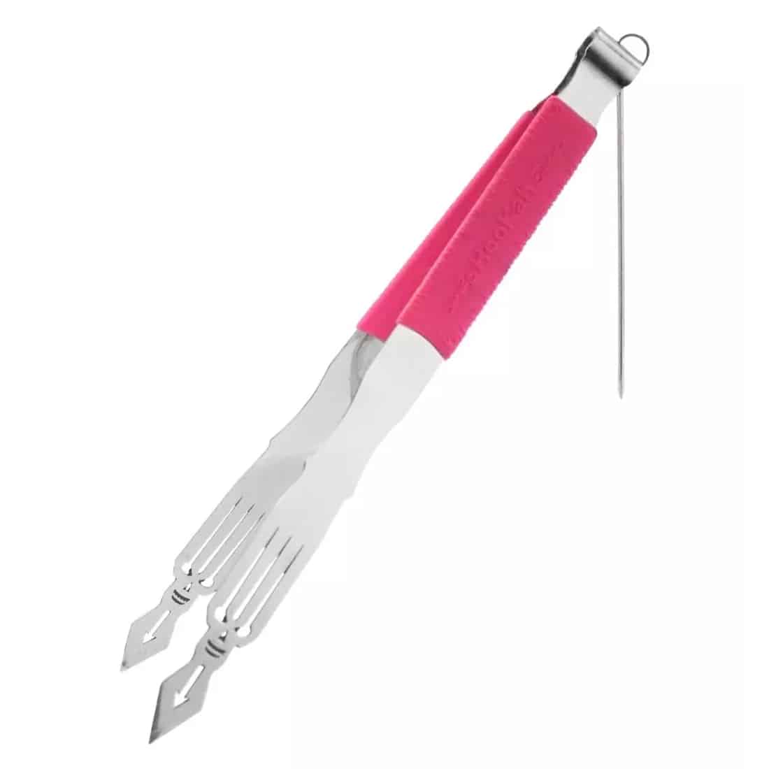 En kraniumformet vandpibe i en lys pink farve pryder midten af kompositionen. Den har en glat, blank overflade med detaljerede ansigtstræk og en åbning til røg. Ved siden af ligger en tang til kul, fremstillet af metal, med en sort gummihåndtag. Baggrunden er neutral, hvilket fremhæver de farverige elementer.