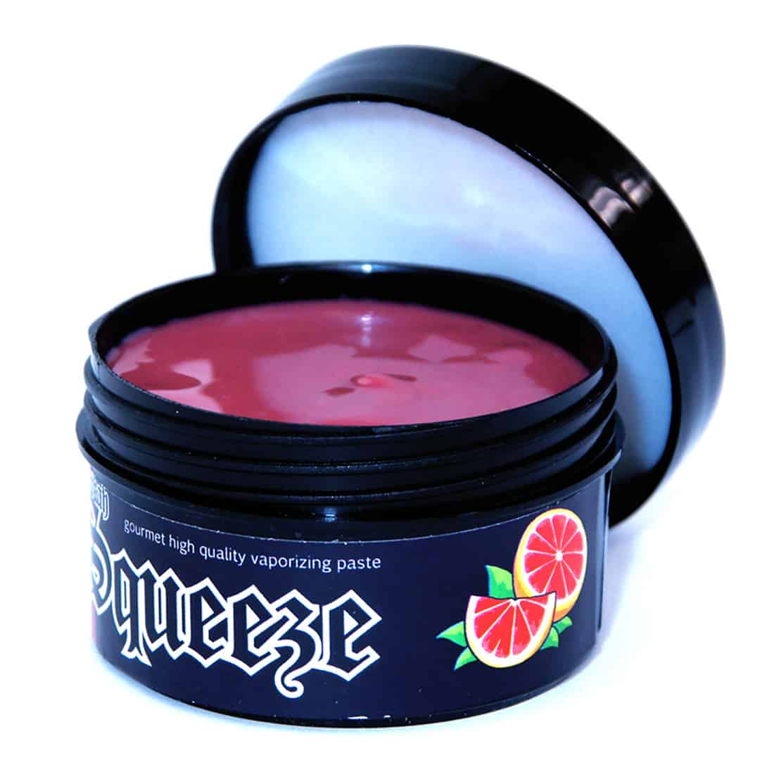 En rund beholder prydet med en lys rosa farve, der har en glat overflade. Et hvidt låg med en skruefunktion sidder på toppen. Labelen på fronten indeholder tekst i sort og grøn, der angiver smagen "grapefruit". Beholderens form er cylindrisk, og der er en let gennemsigtig effekt, der viser indholdet indeni.