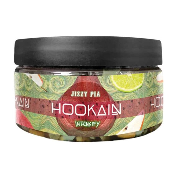 En pakke med en sort og rød farve, prydet med grafiske elementer og tekst. Foran står navnet "Hookain Intensify" i en iøjnefaldende skrifttype, mens "Jizzy Pia" er placeret nedenunder. På pakken ses også en vægtangivelse på 100 gram. Teksten er indrammet af en kontrastfyldt kant, der tilføjer visuel dybde.