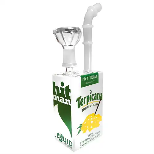 Juiceglasset har en rund, buet form med en glat overflade. Det er gennemsigtigt med en let grønlig nuance, der minder om friske citrusfrugter. Øverst er kanten tynd og jævnt afrundet. Glasset prydes af en farverig tegneseriefigur, der tilføjer liv og legende karakter. Bunden er solid og flad, hvilket sikrer stabilitet under brug.