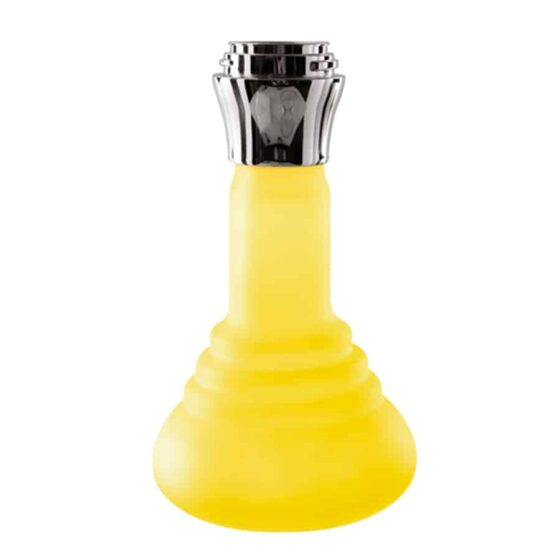 En vase i form af en slank cylinder med en glat overflade præsenterer sig i en skarp neongul farve. Vasen har en let buet top, der afsluttes med en smal åbning. Den ensartede farve skaber en lys og iøjnefaldende effekt, mens det bløde, matte materiale giver en behagelig tekstur. Vasen står stabilt på en flad overflade.