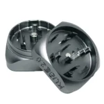 Krush Kube Version 2.0 præsenterer en geometrisk, kubeformet struktur i en glat, sølvfarvet metalfinish. Overfladen reflekterer lys og skaber en skinnende effekt. Kanten er præcist skåret, hvilket giver en moderne og minimalistisk æstetik. Kubeformen er ensartet, med skarpe hjørner og glatte overgange, der fremhæver det industrielle design.