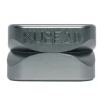 En kubisk struktur i metalisk sølvfarve fremstår med glatte, reflekterende overflader og skarpe kanter. Hver side er ensartet og strømlinet, hvilket giver et minimalistisk udtryk. Der er ingen synlige samlinger eller dekorationer, hvilket understreger en moderne æstetik. Kubeformen skaber en symmetrisk og harmonisk komposition.