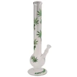 En høj, slank bong i klart glas præsenterer sig med en krum hals og en bred, stabil bund. Den har en lille, rund skål til tobak, der sidder i siden. Mønstret på glasset er subtile linjer, der skaber en elegant effekt, mens den gennemsigtige overflade fremhæver vandstanden. Det samlede design udstråler en minimalistisk æstetik.
