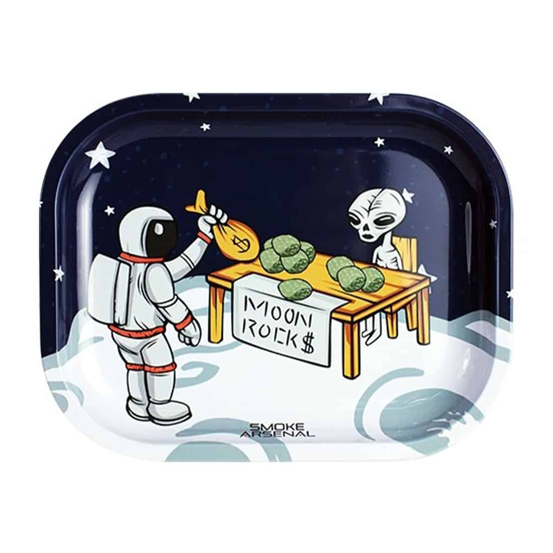 En stor, rund skål i transparent glas præsenteres med en flad bund og en let buet kant. Skålen har en diameter på 180 mm og en højde på 140 mm. Overfladen er glat med en let refleksion, hvilket fremhæver det klare glas. Indvendigt er der synlige små, farverige sten, der tilføjer et dekorativt element.