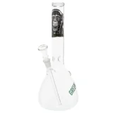 En bongs struktur er lavet af klart glas med et elegant design. Den har en afrundet bund, som glider op til en smal hals. Farverne inkluderer nuancer af grøn og orange i detaljer, og der er indgraveret mønstre på overfladen. En skål til urt er placeret på siden, og der er en slangeformet rør, der fører til indersiden.