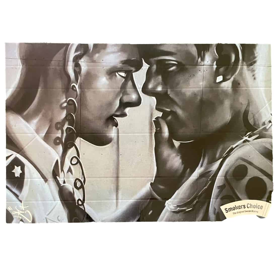 En rektangulær mixerbakke i rustfrit stål præsenterer sig med en spejlblank overflade, der reflekterer lys. Bakken har afrundede kanter og en indgravering af et hjerte og teksten "Love". Den er designet med en let hældning mod midten for at samle indhold. Mønsteret er enkelt og stilrent, hvilket fremhæver materialets kvalitet.