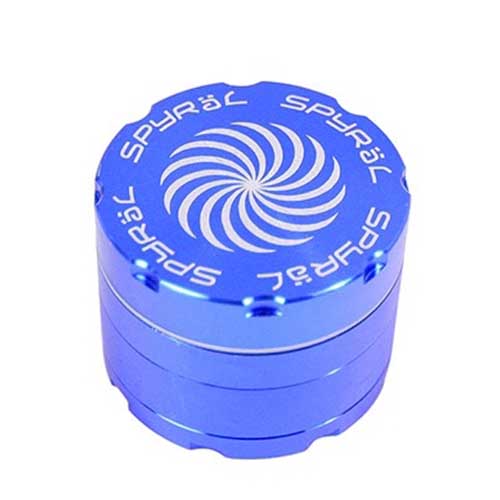 En blå krydderigrinder med en diameter på 55 mm og fire lag. Overfladen har en glat finish med et let metallisk skær. Grinderens top er afrundet med fine, indgraverede detaljer og en praktisk knap til åbning. Mønstret på siden er diskret, og den nederste del har perforeringer, der muliggør optimal opbevaring af krydderier.