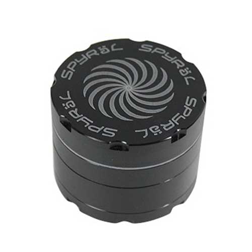 En sort krydderikværn med fire lag er præsenteret. Den har en cylindrisk form og en glat overflade, der giver et minimalistisk udtryk. Øverste del har en skruelås med små riller for bedre greb. Indersiden indeholder skarpe tænder til kværning, mens bunden har små huller til at slippe de kværnede krydderier ud.