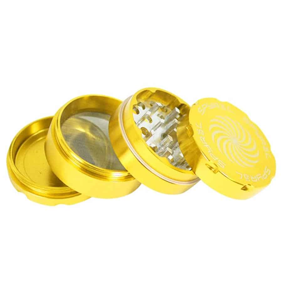 En 4-delers krydderigrinder i metal, med en højglanspoleret sølvfarvet overflade. Den har en cylindrisk form med en diameter på 55 mm. Øverste del er udstyret med en skrue-lukning for nem adgang til krydderierne. Mønstret på grinden har små, regelmæssige åbninger, der sikrer jævn maler. Bunden har en flad overflade til stabil placering.