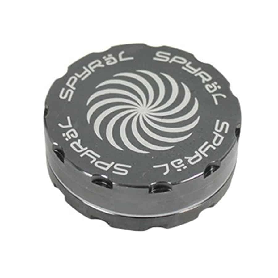 En grå krydderikværn med en cylindrisk form og en diameter på 62 mm. Overfladen har en mat tekstur, der giver et moderne udseende. Kværnen har en justerbar knap øverst, der lader brugeren indstille grovheden. Den øverste del er let konisk, og der er små lufthuller, der muligvis tillader krydderier at slippe ud.