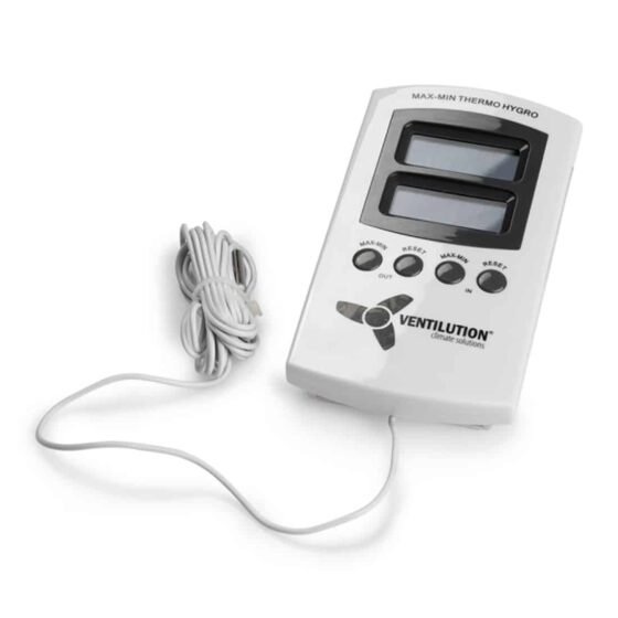 En digital hygro- og temperaturmåler præsenteres med en klar LCD-skærm, der viser tal og symboler i sort på en hvid baggrund. En cirkulær knap med tekstureret overflade sidder på forsiden. Måleren har en rektangulær form med afrundede kanter og er udført i en mat plastikfinish. På bagsiden findes en stikkontakt til strømtilslutning.