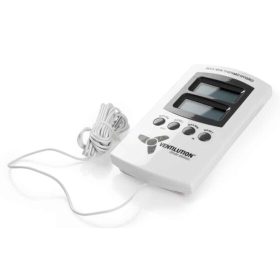 En digital hygro- og termometer måler med en rektangulær form, prydet med en sort ramme og en klar, lys skærm. Skærmen viser digitale tal i sort, der angiver temperatur og luftfugtighed. Måleren har knapper i nederste del til indstillinger, mens der er små symboler for enheder og funktioner. Baggrunden er hvid, hvilket fremhæver målerens design.