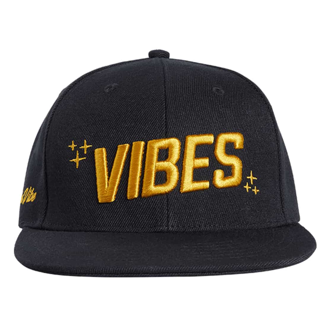 Snapback-hat i sort med en flad skygge og en struktureret, stiv krone. Materialet ser ud til at være en blanding af bomuld og polyester, hvilket giver en glat overflade. På fronten er der en broderet detalje, der tilføjer tekstur. Indersiden har en sort svedbånd, der sikrer komfort. Justeringsmekanismen bagpå er en plastisk snap, der muliggør tilpasning.