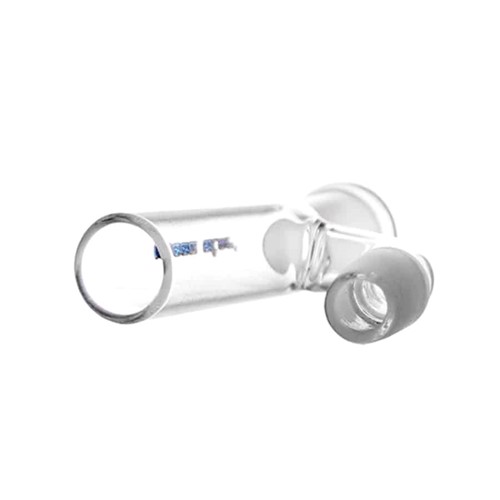 En klar, cylindrisk ash catcher fremstår i transparent glas med en glat overflade. Den har en 14 mm indgang og en udgang, der er vinklet, hvilket skaber en harmonisk form. Indersiden rummer et fint filter, der opdeles af en midterstang. Der er ingen synlige dekorationer, hvilket fremhæver det minimalistiske design og den klare struktur.