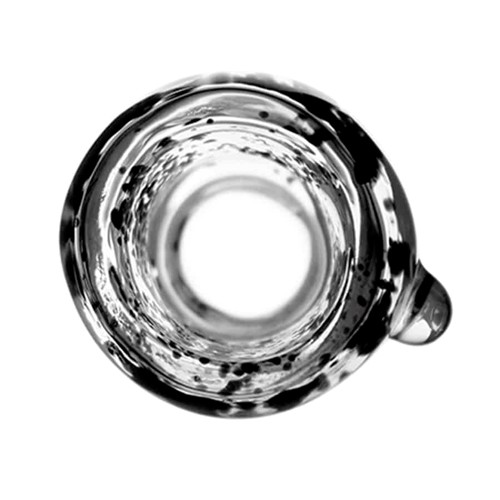 Grinsbowl i sort keramik præsenterer en glat overflade med en mat finish. Den har en rund, konisk form med en bred åbning øverst og en smalere bund. Der er en indbygget skål til stoffer, og en tydelig, lige stamme forbinder skålen til basen. Det samlede udtryk er enkelt og funktionelt med et minimalistisk design.