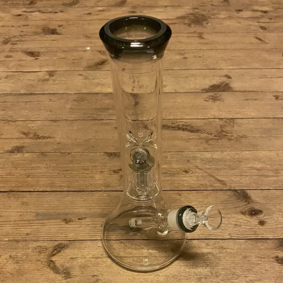 En sort bong, lavet af glas, med en højde på 28 cm. Den har en rund base og en slank hals, der afsluttes med en bred åbning. Indvendigt er der en perkolator, som skaber bobler i vandet. Et isfack fungerer som en køleelement. Overfladen er glat, mens bunden har en solid struktur for stabilitet.