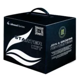 Et sæt af fire plastflasker i forskellige størrelser, hver med en farverig etiket, prydet med detaljerede illustrationer og tekst. Flaskerne indeholder gule, grønne og lilla væsker. Etiketdesignet viser forskellige symboler og navne på næringsstoffer, mens flaskerne har en klar, glat overflade, der reflekterer lys. De er placeret i en sort papæske med åbent låg.