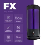 En moderne, slank fyrfadslygte i klart glas med en cylindrisk form. Lygten har en glat overflade, der fremhæver lysets reflekser. Den er placeret på en sort, flad overflade. Inden i lygten er der en lille, hvid fyrfadslys, som afgiver et blødt, varmt skær, hvilket skaber en hyggelig atmosfære.