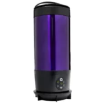 En slank, moderne lampe i mat sort metal med en cylindrisk skærm. Skærmen har en perforeret overflade, der skaber et geometrisk mønster, hvilket giver en blød, diffus belysning. Lampens base er stabil og rund, og der er synlige ledninger, der snor sig elegant i bunden. Designet udstråler minimalisme og stilren æstetik.