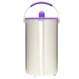 En skulpturel vase med en glat, oval form præget af en dyb, mørkeblå farve. Overfladen har en let glans, der fremhæver de bløde kurver. Vasen har en bred åbning øverst og en smalere base, hvilket skaber en harmonisk proportion. Den enkle, moderne stil giver et minimalistisk udtryk, der passer godt ind i forskellige indretninger.