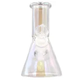 En bongs struktur er fremstillet af klart glas med en iriserende overflade, der skifter farve i lyset. Den har en slank, cylindrisk form med en bredere base og en smalere hals. Der er en afrundet skål, hvor ryggen er placeret, og en lille rørformet mundstykke i toppen. Mønsteret er glat uden synlige imperfectioner.