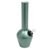 En 33 cm høj bong præsenterer sig i en dyb, mat grøn farve med en glat, metallic overflade. Den har en robust, cylindrisk form med en afrundet top. Et klart, transparent rør er integreret i siden, hvilket giver mulighed for synlig vandniveau. Bunden er bred og stabil, mens en lille skål med perforeringer til stoffer sidder på røret.