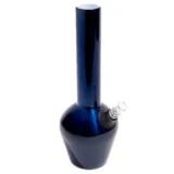 En 33 cm høj bong i glansfuld blå farve, fremstillet af rustfrit stål. Den har en slank, cylindrisk form med en bred base og en indsnævret hals. Overfladen er glat og skinnende, hvilket skaber refleksioner af lys. Der er et klart glas perkolatorrør, der strækker sig ind i vandkammeret, som er synligt ved bunden.