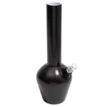 En 33 cm høj bong i sort, glitrende rustfrit stål præsenterer sig med en slank, cylindrisk form. Overfladen har en glat, reflekterende tekstur, der skaber en skinnende effekt. Det runde hoved med en klar skål placeres på en buet hals, som fører til en bred, stabil base. Designet er minimalistisk med elegante linjer, der fremhæver materialets kvalitet.